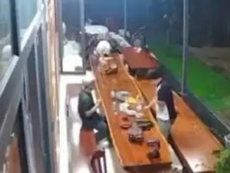 Hai đường đạn từ xa bắn chết người đang ở nhà