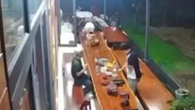 Hai đường đạn từ xa bắn chết người đang ở nhà