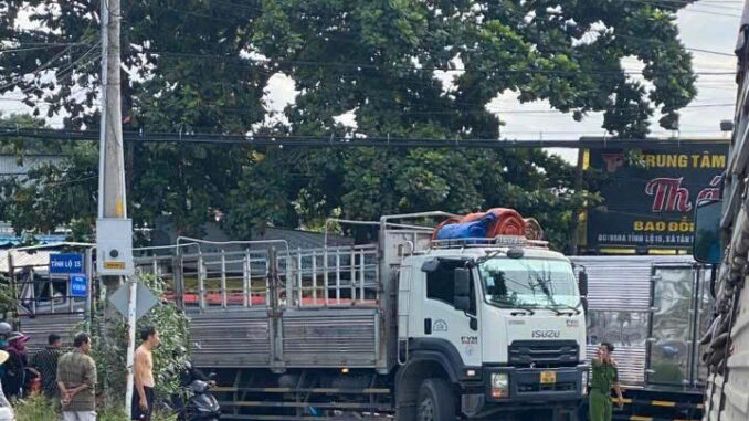 Xe đạp điện va chạm với ô tô tải, nữ công nhân qua đời thương tâm