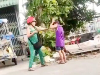 Hai cháu bé bị cô ruột đánh đập vì bán vé số không hết