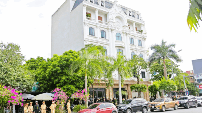 Hàng chục cảnh sát xuất hiện trước nhà em trai trùm giang hồ Đạt “ma” Hàng chục cảnh sát xuất hiện trước nhà em trai trùm giang hồ Đạt “ma”