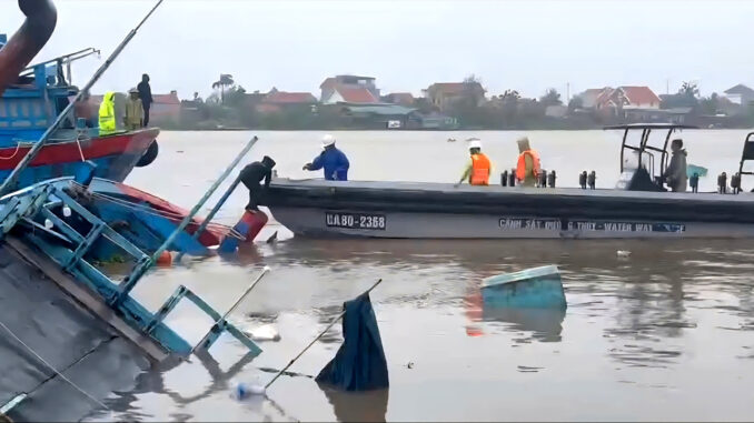 Tàu chở 9 thuyền viên bị lật chìm ở Quảng Ninh Tàu chở 9 thuyền viên bị lật chìm ở Quảng Ninh