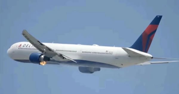 Máy bay Mỹ chở 235 người bị cháy động cơ ngay sau khi cất cánh Máy bay Mỹ chở 235 người bị cháy động cơ ngay sau khi cất cánh