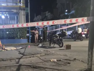 Người thân ôm bé gái khóc ngất vì bị taxi tông tử vong trong khu dân cư