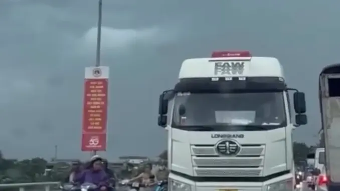 Đoàn ô tô che chắn giúp các xe máy qua cầu trong mưa dông tại Tuyên Quang Đoàn ô tô che chắn giúp các xe máy qua cầu trong mưa dông tại Tuyên Quang