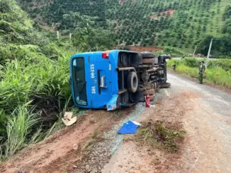 Xe chở đoàn sinh viên đi trao quà từ thiện bị lật, nhiều người bị thương