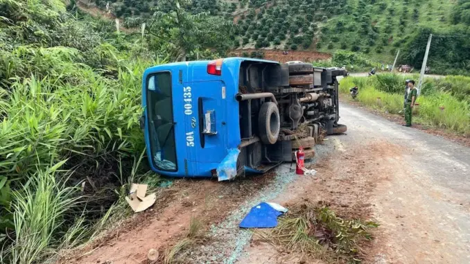 Xe chở đoàn sinh viên đi trao quà từ thiện bị lật, nhiều người bị thương Xe chở đoàn sinh viên đi trao quà từ thiện bị lật, nhiều người bị thương