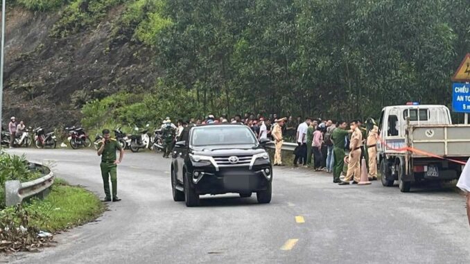 CỰC KỲ HI HỮU – HÀ TĨNH: N:.g:.ã xe máy bên đường, nam thanh niên vô tình n:.ằ:.m ch:.ồ:.ng lên thithe của một người khác TRÙNG NGÀY THÁNG NĂM S:.INH VỚI MÌNH CỰC KỲ HI HỮU – HÀ TĨNH: N:.g:.ã xe máy bên đường, nam thanh niên vô tình n:.ằ:.m ch:.ồ:.ng lên thithe của một người khác TRÙNG NGÀY THÁNG NĂM S:.INH VỚI MÌNH