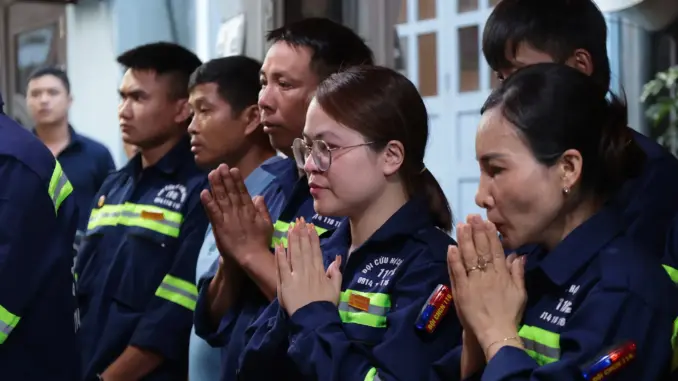 Tang lễ đẫm nước mắt của người cha đơn thân tử nạn ở Hòn Gai Tang lễ đẫm nước mắt của người cha đơn thân tử nạn ở Hòn Gai