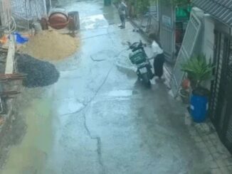 Người phụ nữ đi ô tô xô đổ xe máy của shipper ở TPHCM là cán bộ phường