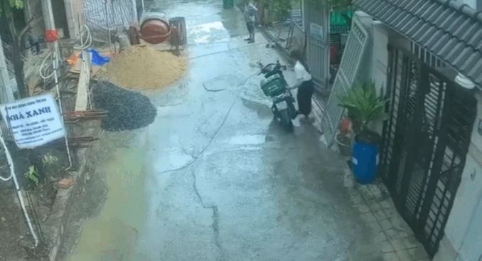 Người phụ nữ đi ô tô xô đổ xe máy của shipper ở TPHCM là cán bộ phường Người phụ nữ đi ô tô xô đổ xe máy của shipper ở TPHCM là cán bộ phường
