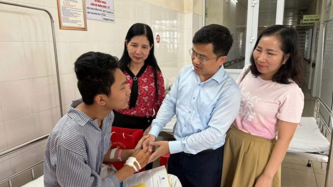 Đại học Hạ Long muốn đỡ đầu nam sinh mất 4 người thân trong vụ lật tàu