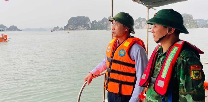 Đắm tàu du lịch chở 53 người trên vịnh Hạ Long