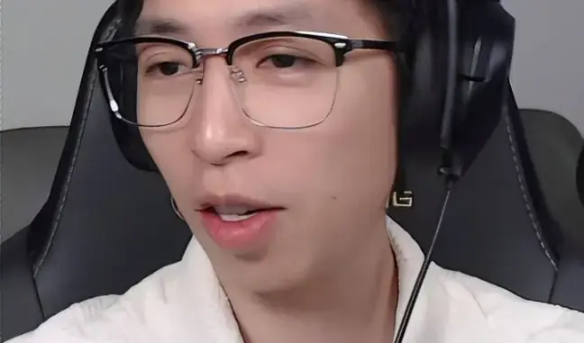 Cục trưởng Lê Quang Tự Do: "Chúng tôi phải yêu cầu dừng khẩn cấp livestream của ViruSs, nhưng anh ấy xin thêm 10 phút" Cục trưởng Lê Quang Tự Do: "Chúng tôi phải yêu cầu dừng khẩn cấp livestream của ViruSs, nhưng anh ấy xin thêm 10 phút"