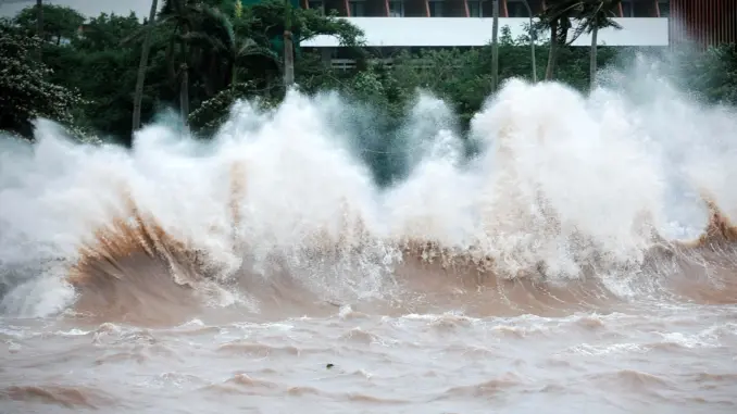 Bão số 3 đang đổ bộ Hưng Yên, Ninh Bình Bão số 3 đang đổ bộ Hưng Yên, Ninh Bình