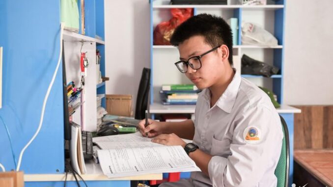 Người mẹ không biết chữ, làm thủ tục gì cũng phải điểm chỉ vân tay b;;ật khóc, cha r;;un rẩy khi nghe tin con trai là thủ khoa toàn quốc thi tốt nghiệp THPT 2025 Người mẹ không biết chữ, làm thủ tục gì cũng phải điểm chỉ vân tay b;;ật khóc, cha r;;un rẩy khi nghe tin con trai là thủ khoa toàn quốc thi tốt nghiệp THPT 2025