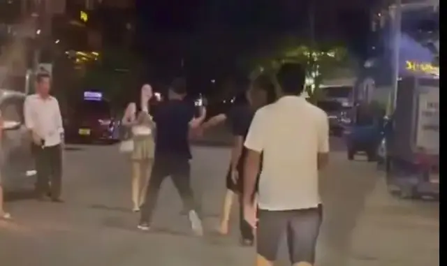 Xác minh vụ nhóm đàn ông sàm sỡ, hành hung ba phụ nữ trước quán karaoke ở Bãi Cháy Xác minh vụ nhóm đàn ông sàm sỡ, hành hung ba phụ nữ trước quán karaoke ở Bãi Cháy