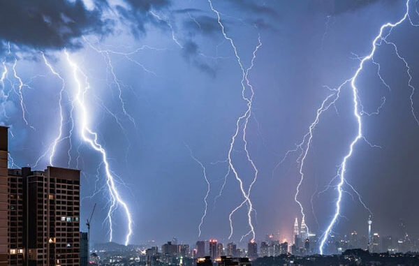 Hà Nội: Nữ công nhân tử vong do bị sét đánh trên đường về nhà