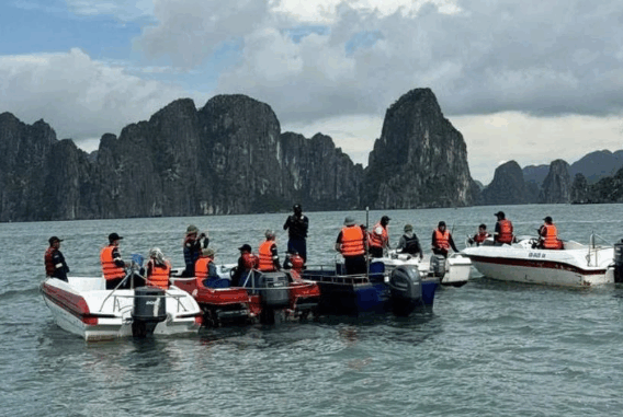 Phát hiện thithe nghi là nam nạn nhân cuối cùng vụ lật tàu trên Vịnh Hạ Long Phát hiện thithe nghi là nam nạn nhân cuối cùng vụ lật tàu trên Vịnh Hạ Long