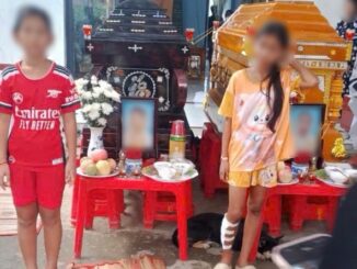 Đôi vợ chồng tử vong khi đưa con đi khám bệnh: Xót xa cảnh đám tang không kèn trống, phải tổ chức nhờ bên nhà người thân, 2 con thất thần bên linh cữu