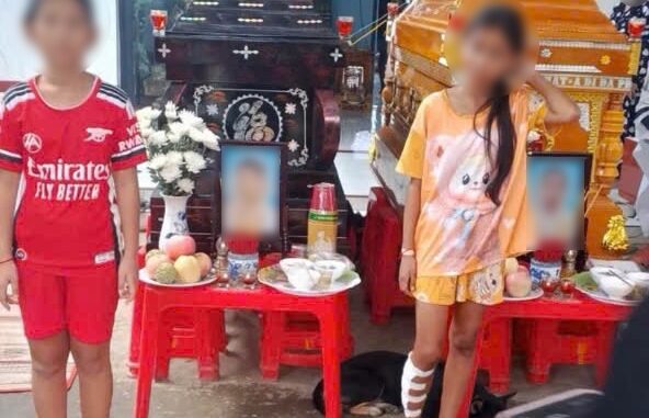 Đôi vợ chồng tử vong khi đưa con đi khám bệnh: Xót xa cảnh đám tang không kèn trống, phải tổ chức nhờ bên nhà người thân, 2 con thất thần bên linh cữu