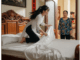 Thấy con dâu mới cưới được 1 tuần nhưng liên tục thay ga giường, mẹ chồng tò mò giả vờ vào phòng kiểm tra rồi òa khóc khi nhìn thấy chỗ ngủ của con trai toàn là… –