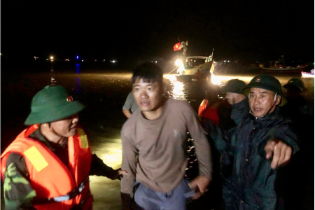 Kịp thời cứu hàng chục người trên tàu du lịch bị lật ở Hà Tĩnh Kịp thời cứu hàng chục người trên tàu du lịch bị lật ở Hà Tĩnh