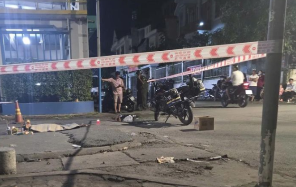 Người thân ôm bé gái…