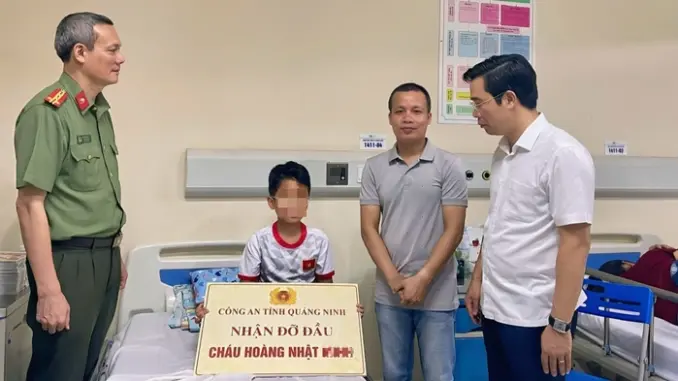 Công an nhận đỡ đầu cháu bé 10 tuổi sống sót trong vụ lật tàu Vịnh Xanh QN-7105 Công an nhận đỡ đầu cháu bé 10 tuổi sống sót trong vụ lật tàu Vịnh Xanh QN-7105