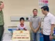Công an nhận đỡ đầu cháu bé 10 tuổi sống sót trong vụ lật tàu Vịnh Xanh QN-7105