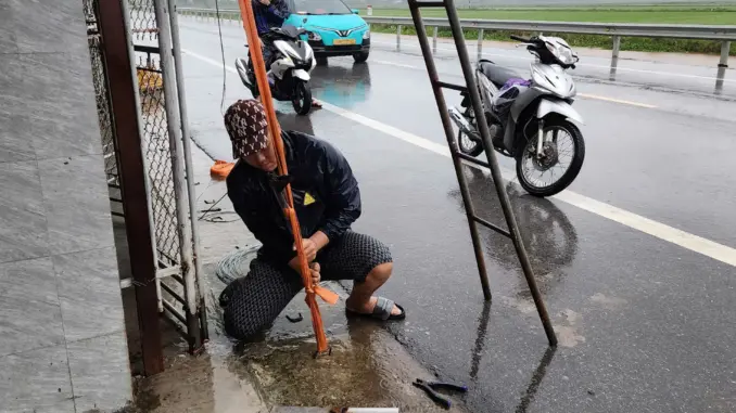 Trước giờ bão đổ bộ: Một tỉnh hoãn họp, dân cấp tốc gia cố nhà, lực lượng túc trực ngày đêm Trước giờ bão đổ bộ: Một tỉnh hoãn họp, dân cấp tốc gia cố nhà, lực lượng túc trực ngày đêm