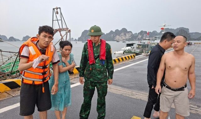 Vịnh Hạ Long: Tàu du lịch bất ngờ bị lật giữa giông lốc, 53 người gặp nạn, nhiều nạn nhân chưa tìm thấy Vịnh Hạ Long: Tàu du lịch bất ngờ bị lật giữa giông lốc, 53 người gặp nạn, nhiều nạn nhân chưa tìm thấy