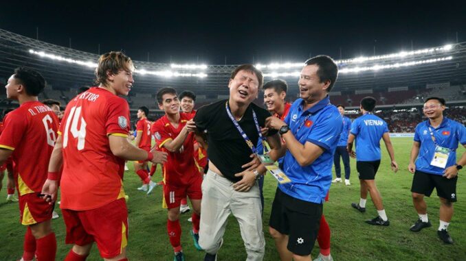 U23 Việt Nam gặp sự cố lúc ăn mừng vô địch U23 Đông Nam Á, HLV Kim Sang Sik đ;a;u đ;ớ;n U23 Việt Nam gặp sự cố lúc ăn mừng vô địch U23 Đông Nam Á, HLV Kim Sang Sik đ;a;u đ;ớ;n