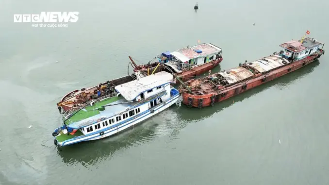 Hình ảnh bên trong tàu du lịch Vịnh Xanh sau tai nạn 36 người không qua khỏi Hình ảnh bên trong tàu du lịch Vịnh Xanh sau tai nạn 36 người không qua khỏi