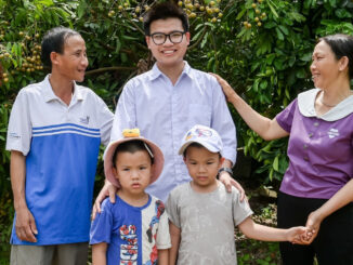 Bố phụ hồ, mẹ không biết chữ, con là thủ khoa toàn quốc thi tốt nghiệp THPT 2025