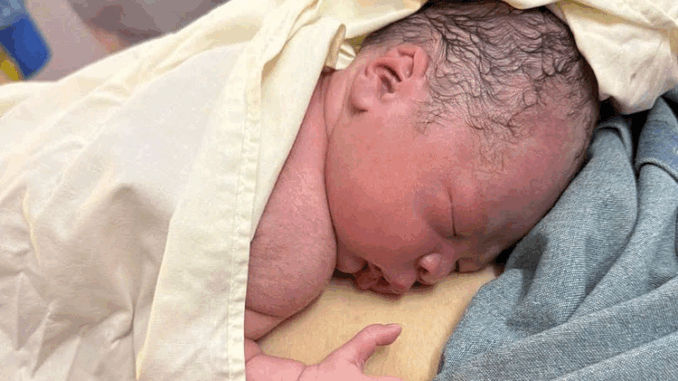 Hưng Yên: Sản phụ sinh con ngay trước cổng bệnh viện, bé trai chào đời khỏe mạnh Hưng Yên: Sản phụ sinh con ngay trước cổng bệnh viện, bé trai chào đời khỏe mạnh
