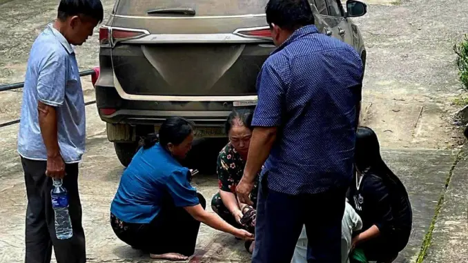 Chở người đến cấp cứu, ô tô tông bệnh nhi 2 tuổi tử vong ở trung tâm y tế