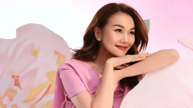 Thanh Hằng "dẹp loạn" thảm đỏ, một mỹ nhân hớ hênh khiến MXH dậy sóng!