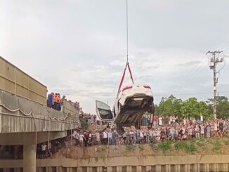 Trích xuất camera ghi lại 60 giây ngắn ngủi cảnh xe ô tô đ;;âm vào 2 xe máy rồi lao xuống sống: Số người t;;ử v;;ong đã lên tới…