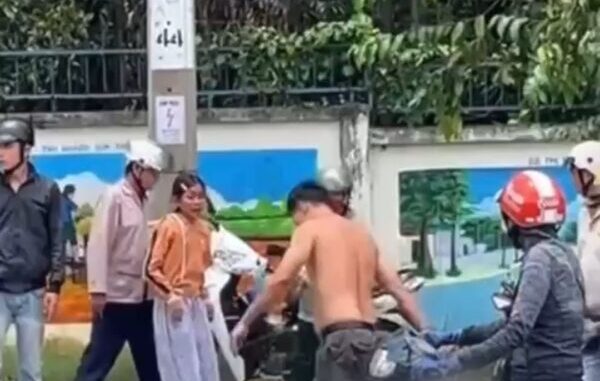 Con gái gào khóc tại hiện trường tai nạn khiến ba, mẹ tử vong ở TPHCM Con gái gào khóc tại hiện trường tai nạn khiến ba, mẹ tử vong ở TPHCM