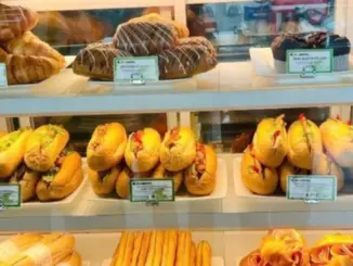 Chiếc bánh mì "đắt đỏ" nhất Việt Nam? Hé lộ nguyên liệu "đặc biệt" bên trong!