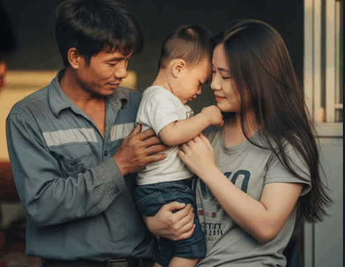 Lấy anh thợ xây để hợp thức hóa cái th///ai, khi con 3 tuổi, tôi b///ủn rủ///n thấy thứ này trong ví chồng, không ngờ anh lại là người như thế…