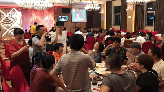 Nam sinh học kém bỗng báo tin đỗ ĐH danh tiếng, gia đình chi 50 triệu mở tiệc linh đình: Khách khứa nhìn giấy báo đỗ xong liền nhăn nhó ra về Nam sinh học kém bỗng báo tin đỗ ĐH danh tiếng, gia đình chi 50 triệu mở tiệc linh đình: Khách khứa nhìn giấy báo đỗ xong liền nhăn nhó ra về