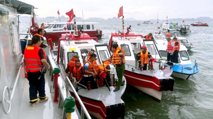 Lật tàu du lịch trên vịnh Hạ Long: Lai dắt tàu Vịnh Xanh vào bờ, tiếp tục tìm người mất tích Lật tàu du lịch trên vịnh Hạ Long: Lai dắt tàu Vịnh Xanh vào bờ, tiếp tục tìm người mất tích