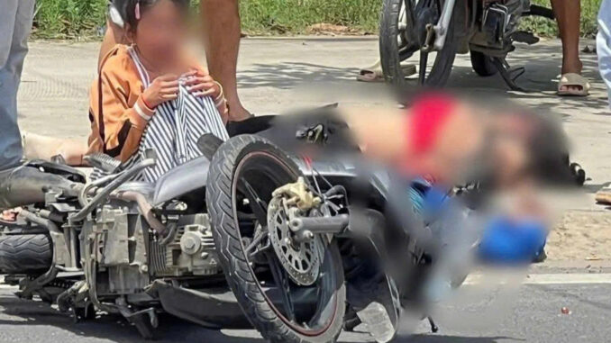 Hiện trường đau xót con gái gào khóc bên bố mẹ tuvong sau va chạm với xe bán tải