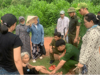 17 giờ xuyên đêm tìm cụ bà 86 tuổi đi lạc trong rừng Thu Bồn