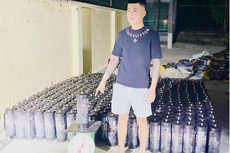 Bắt giữ thanh niên vận chuyển trái phép 384 bình khí cười Bắt giữ thanh niên vận chuyển trái phép 384 bình khí cười