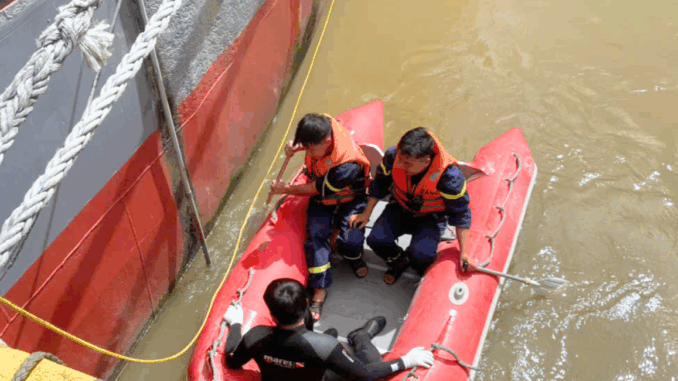 Không thể ngờ th;;i th;;/ể nam gi;;ới bị m;;ắc k;;ẹt dưới khu neo đậu thuyền… Không thể ngờ th;;i th;;/ể nam gi;;ới bị m;;ắc k;;ẹt dưới khu neo đậu thuyền…