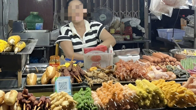 Hàng xiên que vỉa hè ở Đà Nẵng bị tố ‘chặt chém’ khách nước ngoài