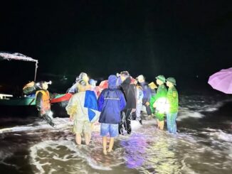 Giông lốc đánh chìm tàu du lịch chở 34 người ở Hà Tĩnh
